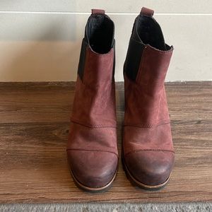Sorel heeled boots - size 7 - great condition!